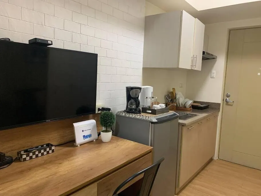 Flat Aria: Cozy 1-Br W/ Balcony Apartment Manila