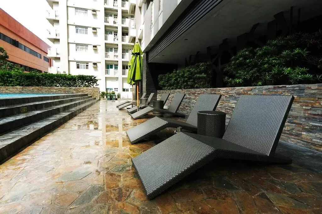 Flat Aria: Cozy 1-Br W/ Balcony Apartment Manila